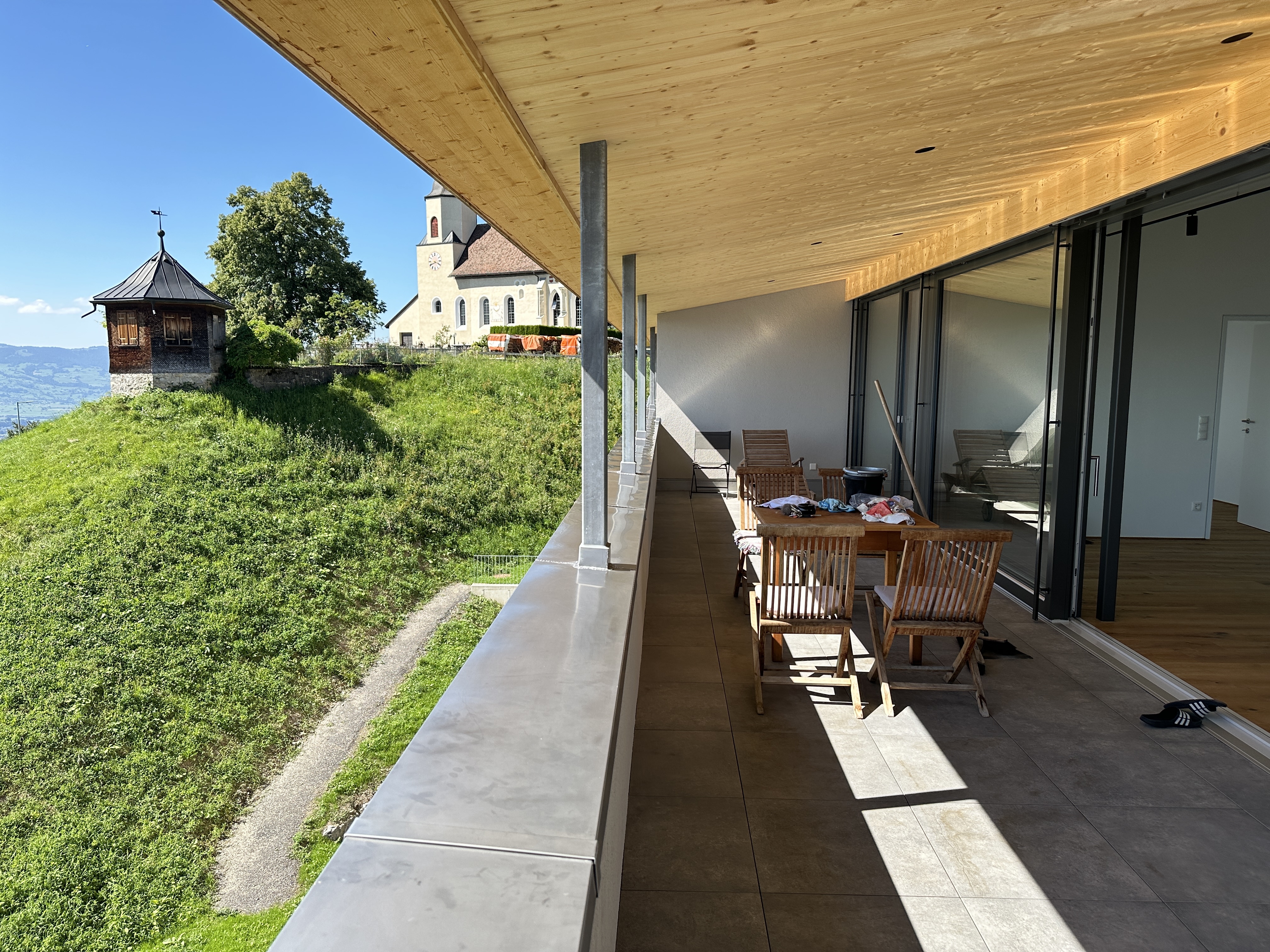 Exklusive Dachgeschosswohnung mit großer überdachter Veranda und atemberaubender Aussicht