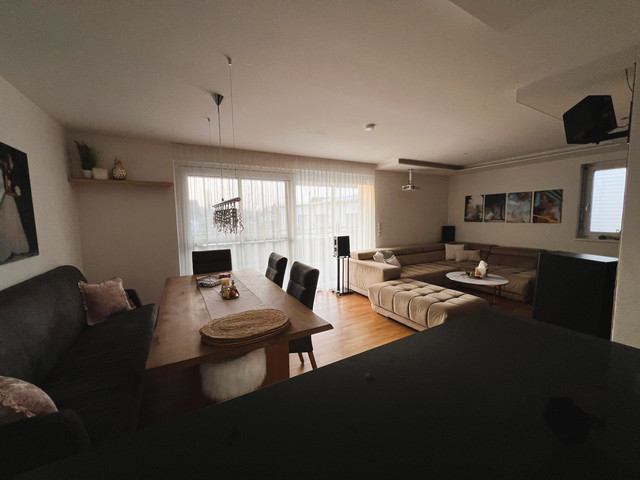 Stilvolle 4-Zimmer-Wohnung mit Terrasse und Bergblick in Höchst