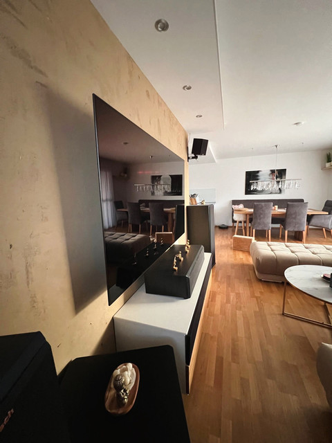 Stilvolle 4-Zimmer-Wohnung mit Terrasse und Bergblick in Höchst