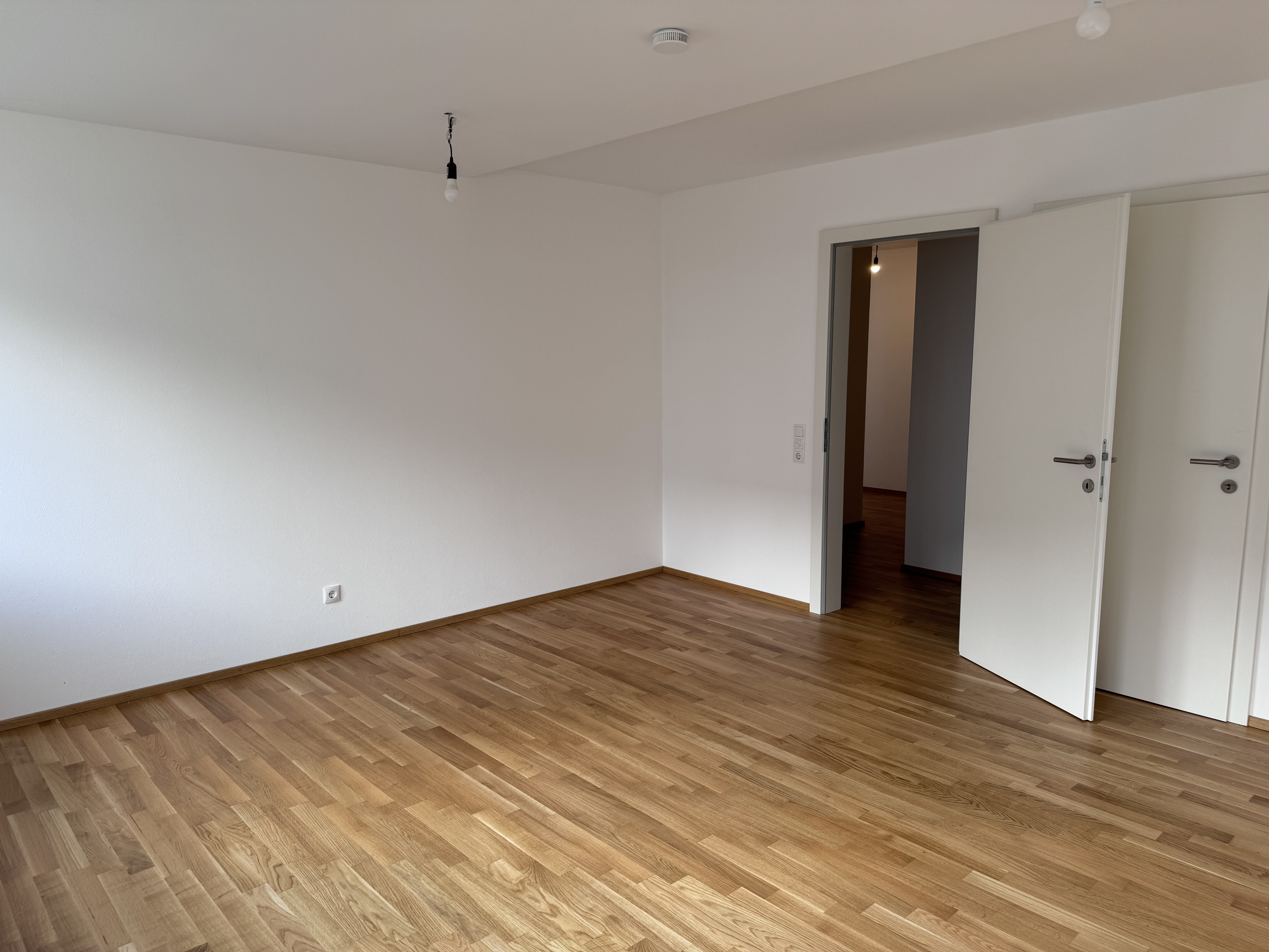 Große helle 4 Zimmer Wohnung oder Büro