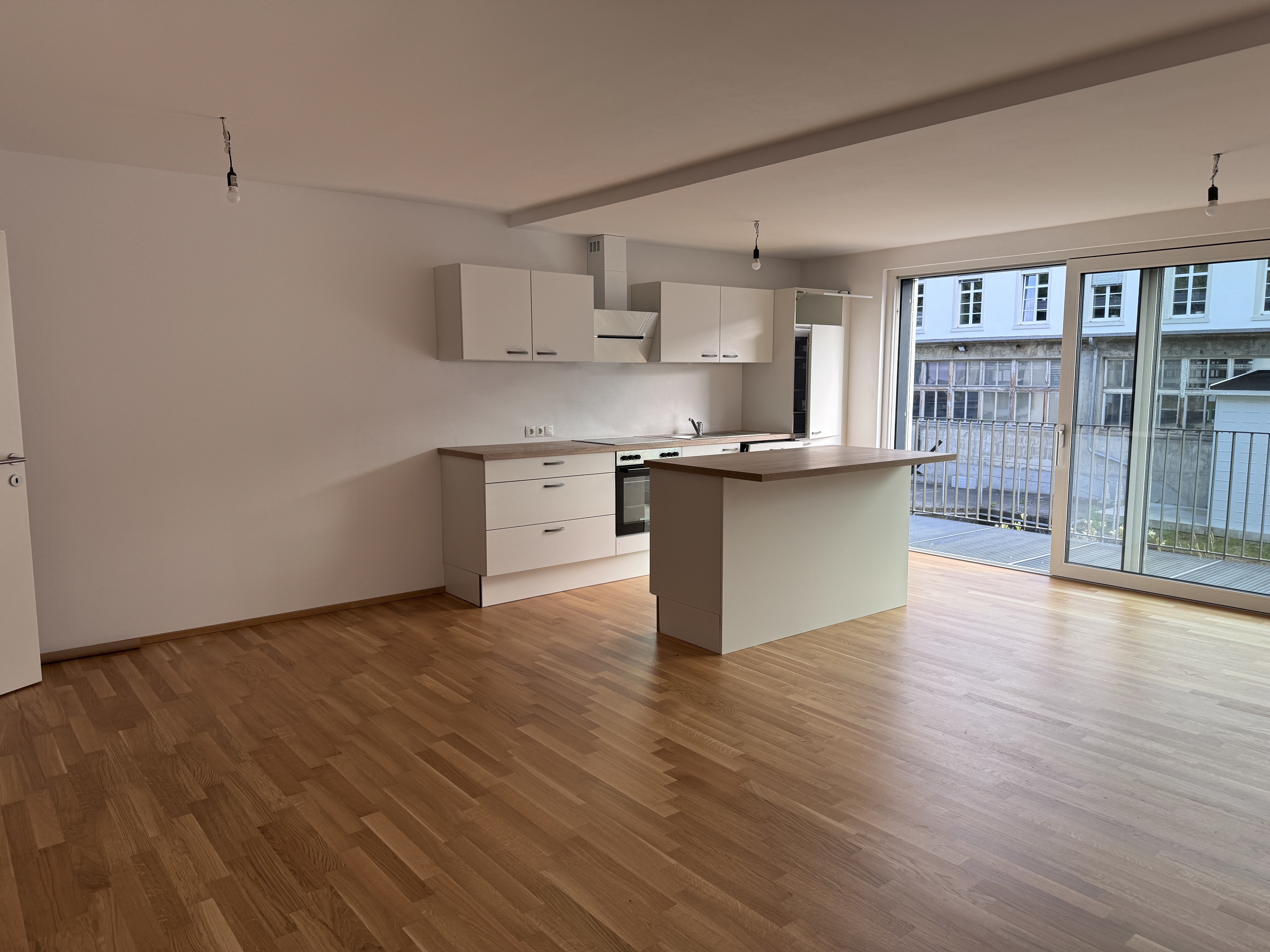 Große helle 4 Zimmer Wohnung oder Büro