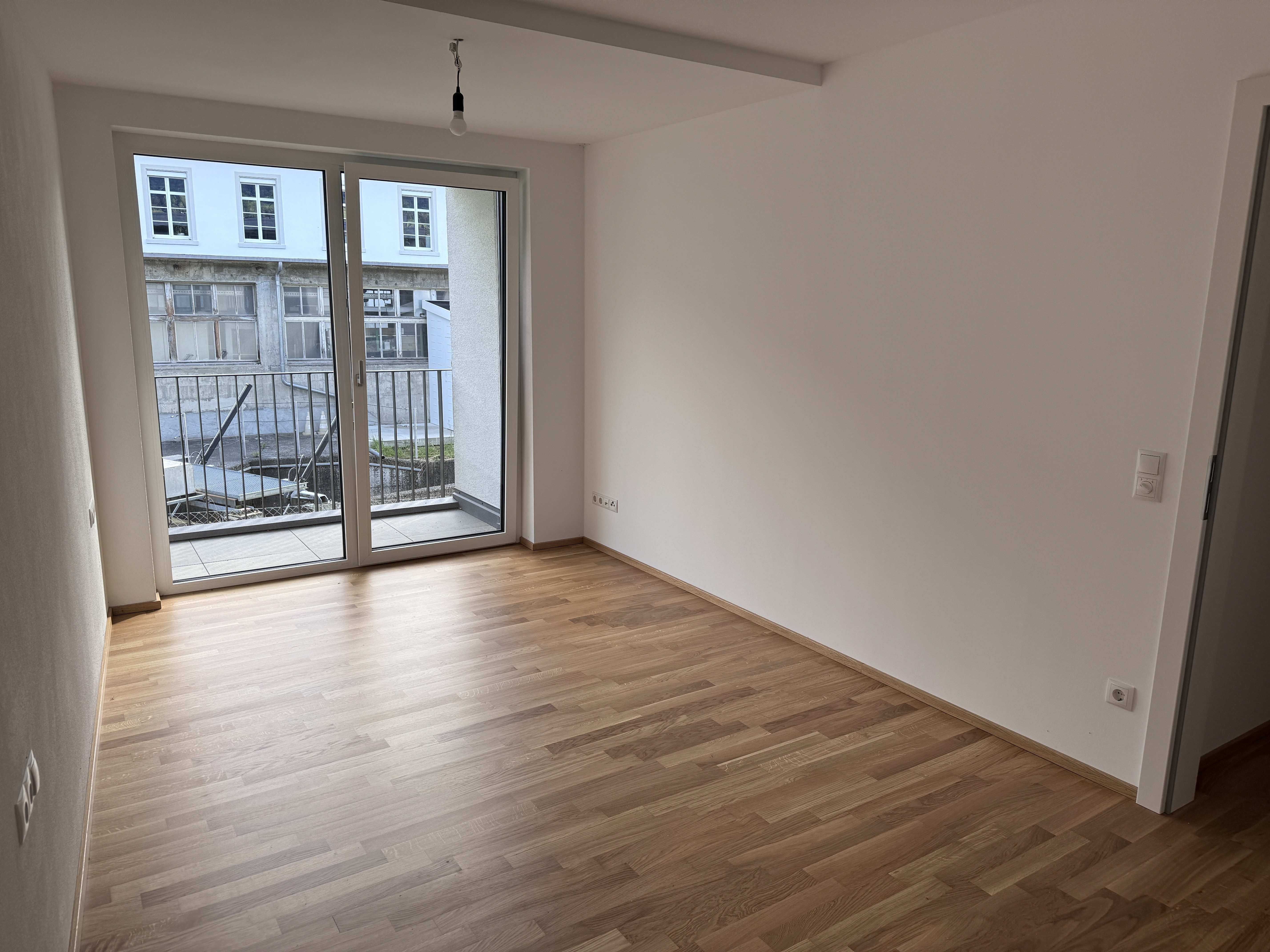Große helle 4 Zimmer Wohnung oder Büro