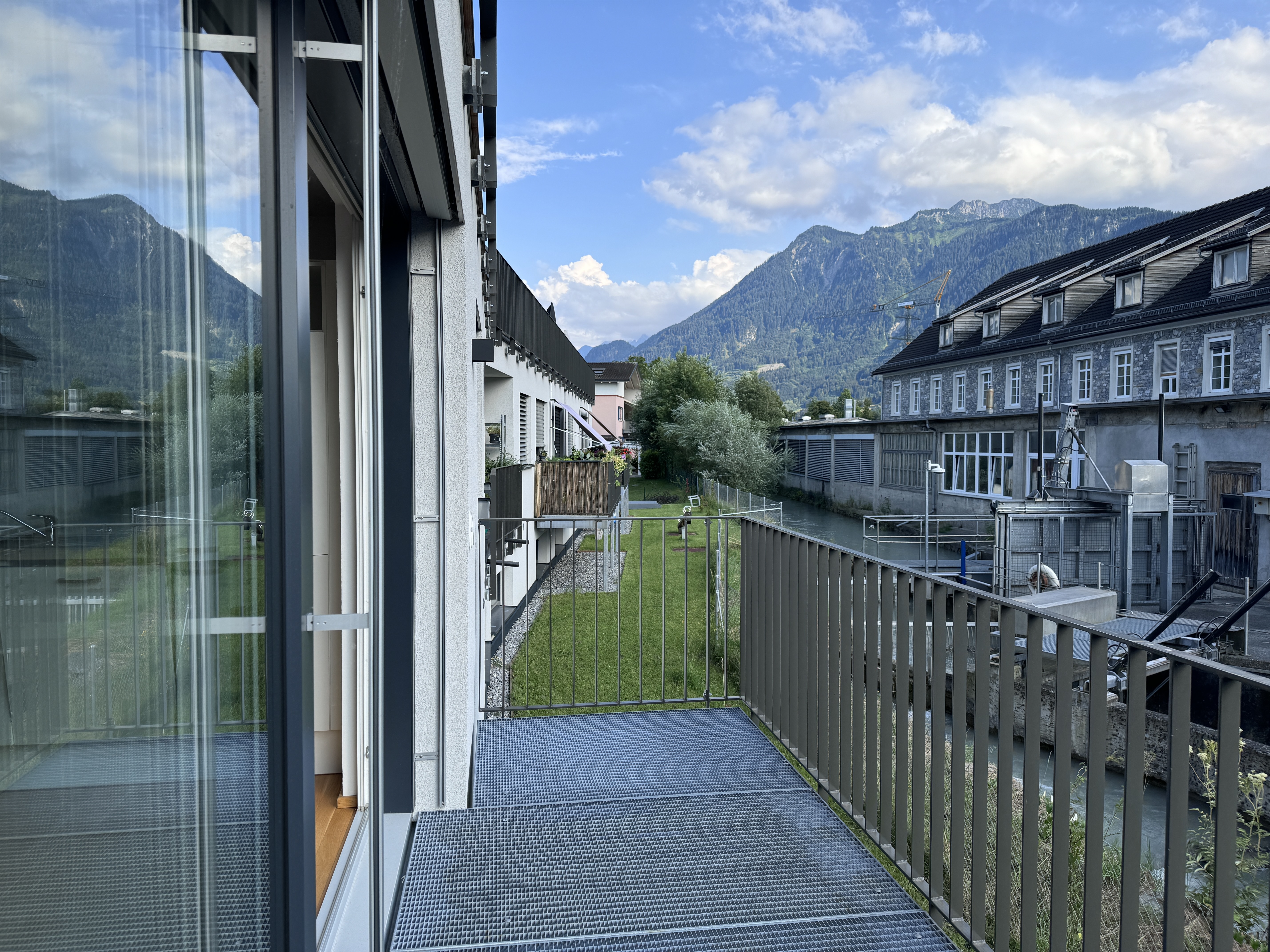 Große helle 4 Zimmer Wohnung oder Büro