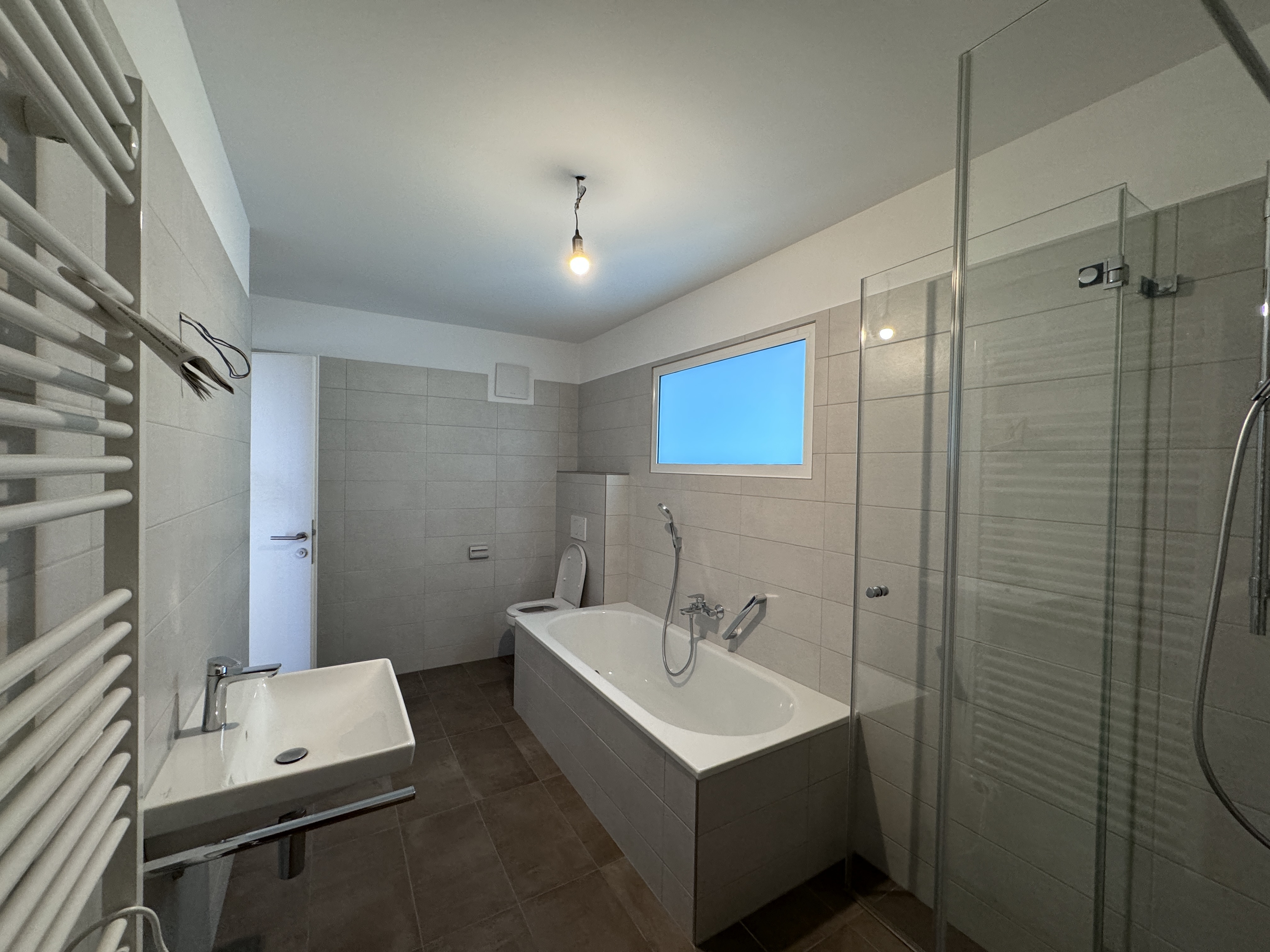 Große helle 4 Zimmer Wohnung oder Büro