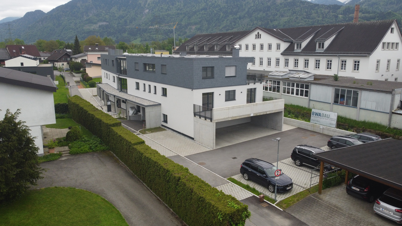 Große helle 4 Zimmer Wohnung oder Büro