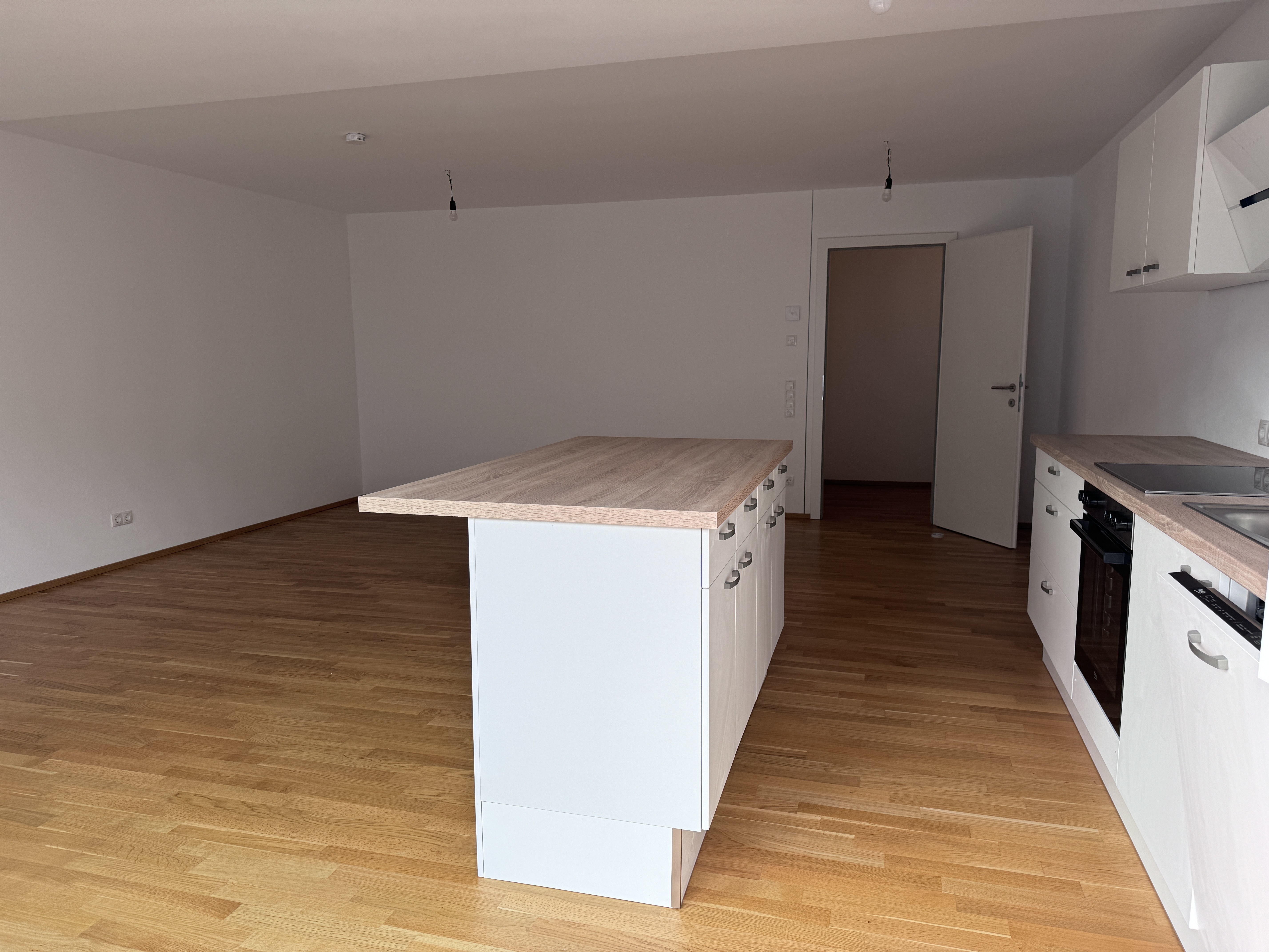 Große helle 4 Zimmer Wohnung oder Büro