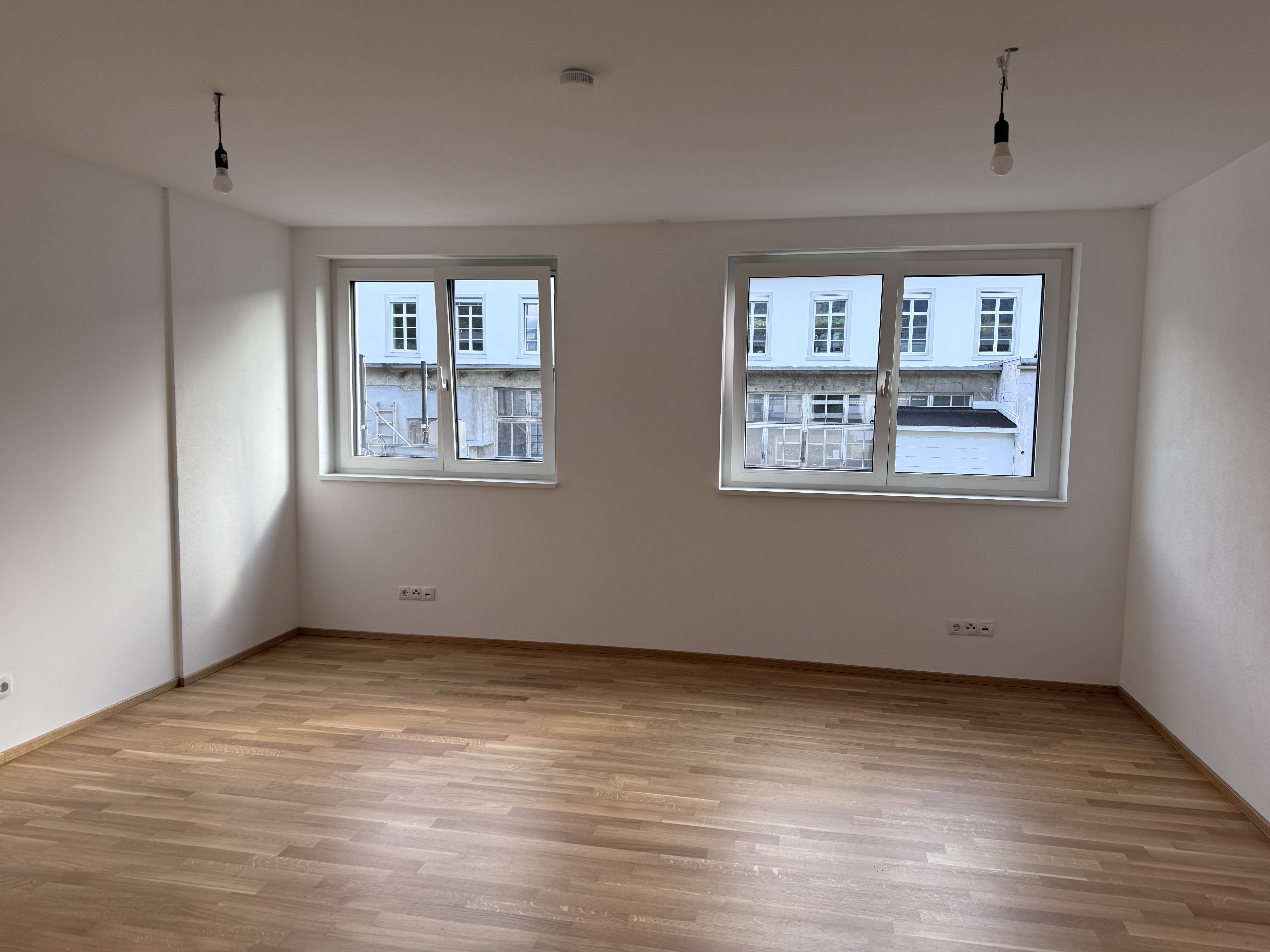 Große helle 4 Zimmer Wohnung oder Büro