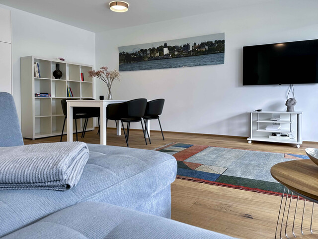 3 Zimmer Gartenwohnung Süd-West orientiert . SEEnahes FREIstehendes DREIgeschoßiges Wohngebäude  Angrenzend an Weingärten. In Sackgasse. T2