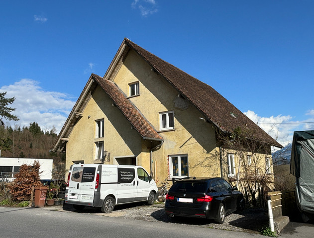 Grundstück mit Altbestand in Hanglage