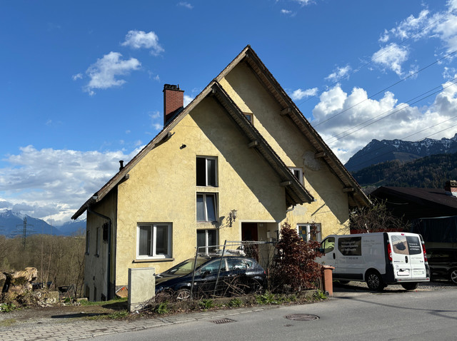 Grundstück mit Altbestand in Hanglage