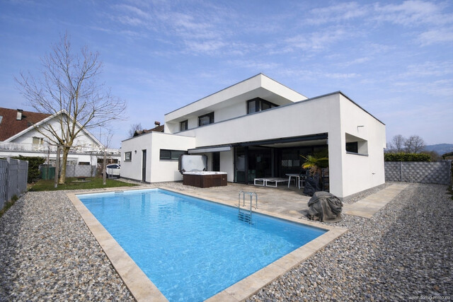 Hochwertiges Einfamilienhaus mit Wellnesskomfort und weitläufigem Grundstück