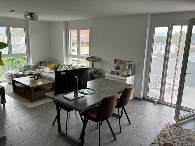 Sehr gepflegte, moderne 2 Zimmerwohnung mit großem Balkon und sehr schöner Aussicht
