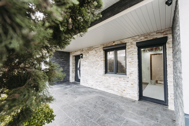 Bungalow mit Garagengebäude 