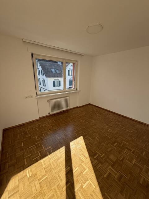 Sonnige 3,5 Zimmer Wohnung mit Balkon in Seenähe 
