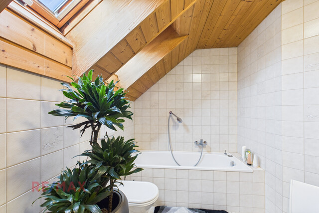 Zweistöckige Dachgeschosswohnung mit 5 Zimmern