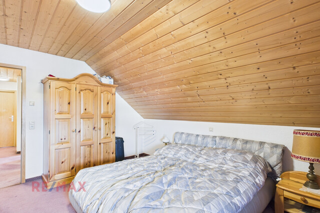 Zweistöckige Dachgeschosswohnung mit 5 Zimmern