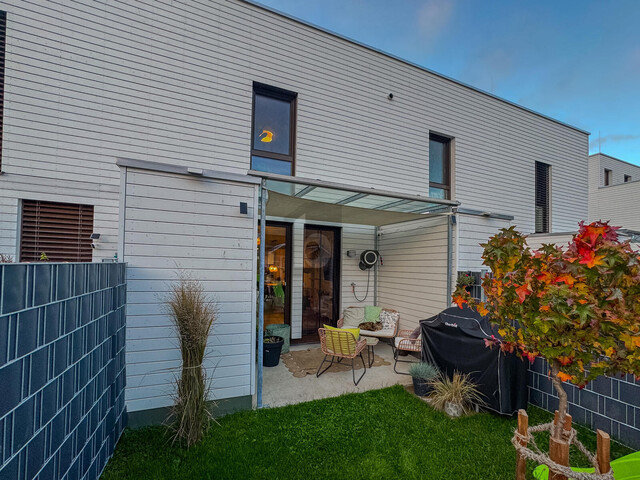 MODERNES REIHENHAUS IN RUHELAGE