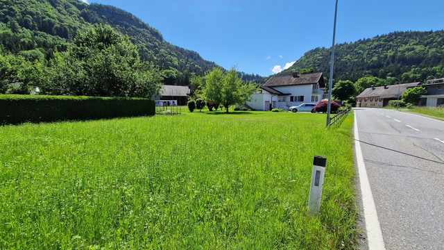 Sonniges Grundstück zu verkaufen