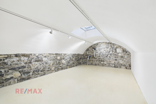 Ein Schatz mitten in der Stadt – Geschäftsfläche mit verstecktem Gewölbekeller