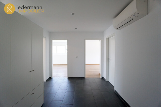 GISINGEN: Moderne, geräumige 2,5-Zimmer-Dachgeschosswohnung (mit Lift)!