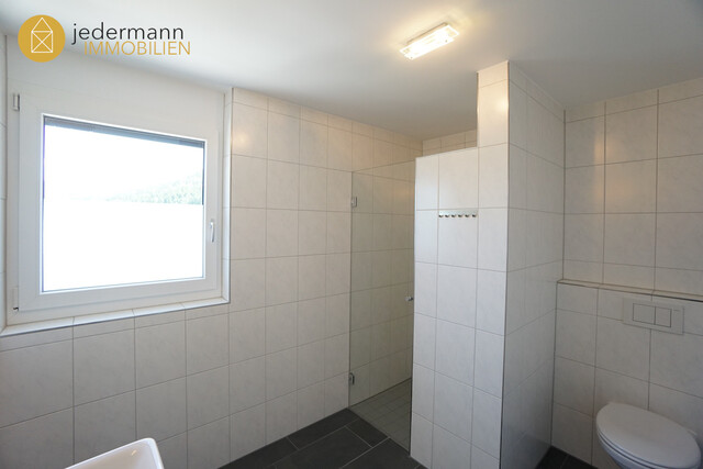 GISINGEN: Moderne, geräumige 2,5-Zimmer-Dachgeschosswohnung (mit Lift)!