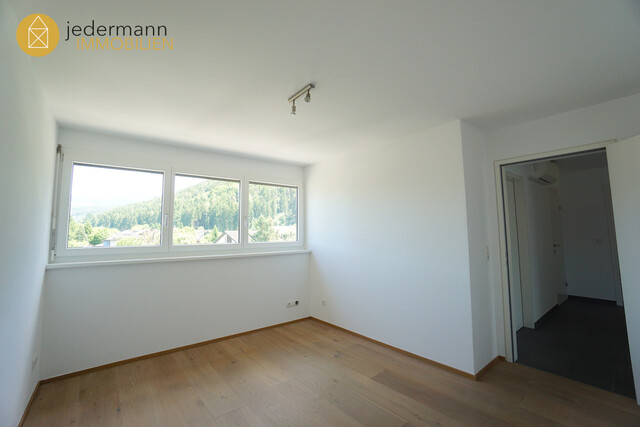 GISINGEN: Moderne, geräumige 2,5-Zimmer-Dachgeschosswohnung (mit Lift)!