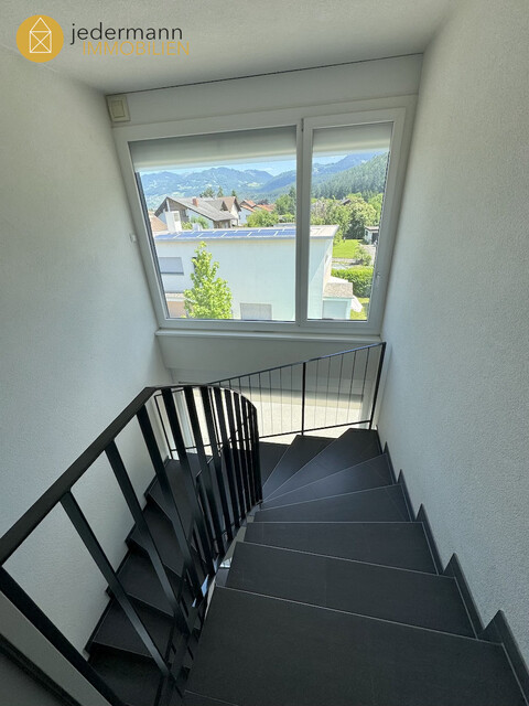 GISINGEN: Moderne, geräumige 2,5-Zimmer-Dachgeschosswohnung (mit Lift)!