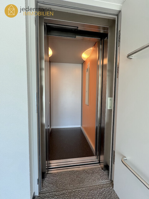 GISINGEN: Moderne, geräumige 2,5-Zimmer-Dachgeschosswohnung (mit Lift)!