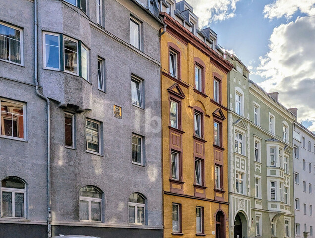 ANLEGERHIT: ZENTRALE ALTBAUWOHNUNG MIT LOGGIA