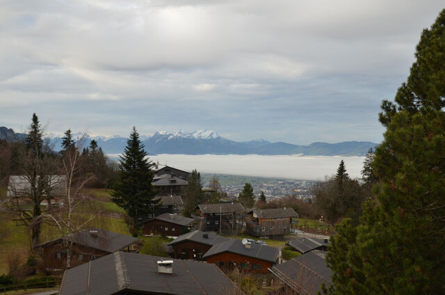 Über der Nebelgrenze von Dornbirn steht ein Ferienhaus zum Verkauf