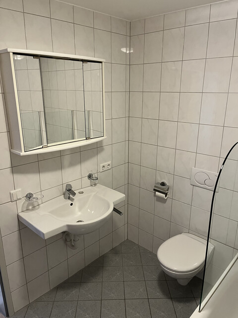 Terrassenwohnung 60m² mit 43 m² Terrasse, 4,5 m² Abstellraum, Parkplatz und Carport.