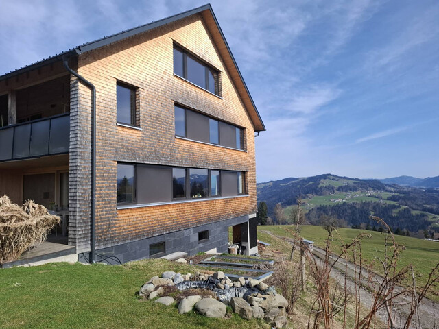 Freistehendes Holzhaus mit Aussicht über den Bregenzerwald