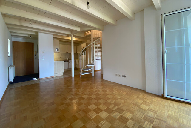 "ohne Provision" geräumige, helle 4 Zimmer Wohnung mit Balkon über 2 Etagen