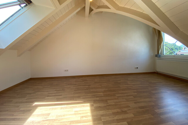 "ohne Provision" geräumige, helle 4 Zimmer Wohnung mit Balkon über 2 Etagen