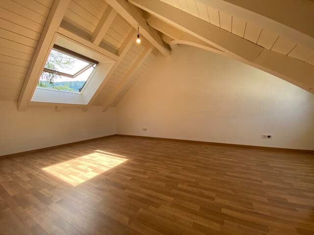 "ohne Provision" geräumige, helle 4 Zimmer Wohnung mit Balkon über 2 Etagen