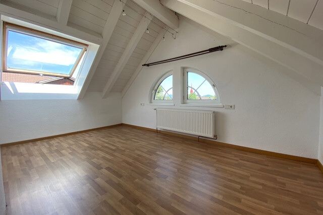 "ohne Provision" geräumige, helle 4 Zimmer Wohnung mit Balkon über 2 Etagen