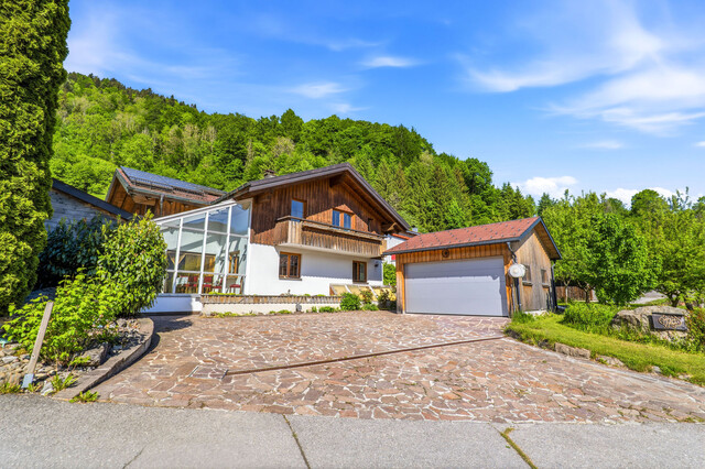 Außergewöhnliches Wohnhaus mit Wellnessbereich und Hallenbad