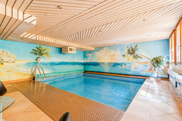 Außergewöhnliches Wohnhaus mit Wellnessbereich und Hallenbad