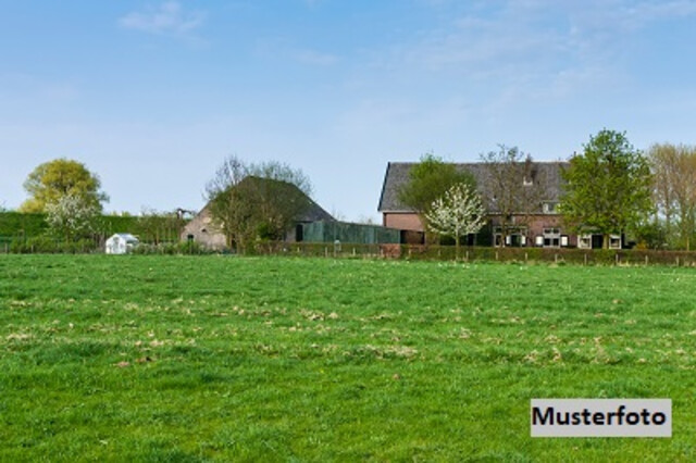 Charakteristische Hofstelle mit Zubauten und Almwirtschaftsgebäuden