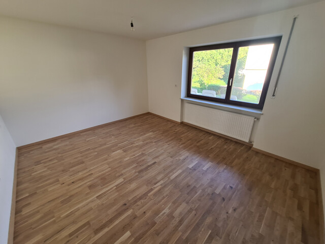 Zu vermieten:  Einfamilienhaus mit Garage, Garten, Terrasse und Keller.