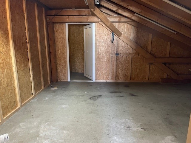 Schöne Lagerfläche im Dachgeschoss zu vermieten !