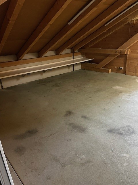 Schöne Lagerfläche im Dachgeschoss zu vermieten !