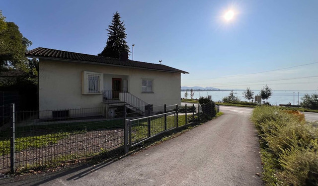 Villa mit Dependance am See