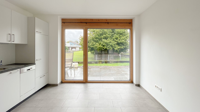 Helle 2 Zimmer Single-Wohnung mit Terrasse und Garten