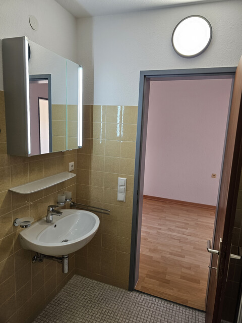 Schöne Ruhige Dachgeschoss Wohnung