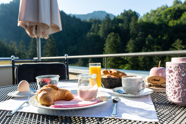 Repräsentatives Anwesen mit Hallenbad und Naturbadeteich