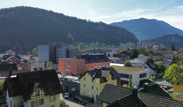 Mehrfamilienhaus mit großem Grundstück