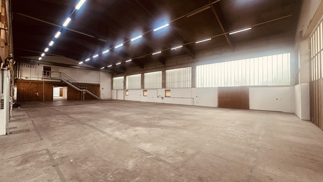 1.600m² stützenfreie hohe Multifunkt-Hallen + 1.500m² asphalt Freiflä i Lauterach, Autobahnnähe