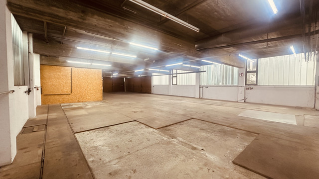 1.600m² stützenfreie hohe Multifunkt-Hallen + 1.500m² asphalt Freiflä i Lauterach, Autobahnnähe