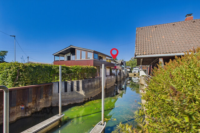 Ein ganz besonderer Platz am Bodensee – charmantes Bootshaus mit eigener Bootsgarage direkt am Wasser